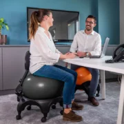 Chaise avec ballon qui améliore la posture au bureau