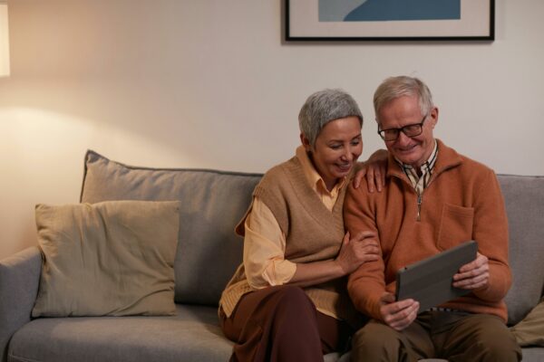 grand parent qui font leurs achats en ligne